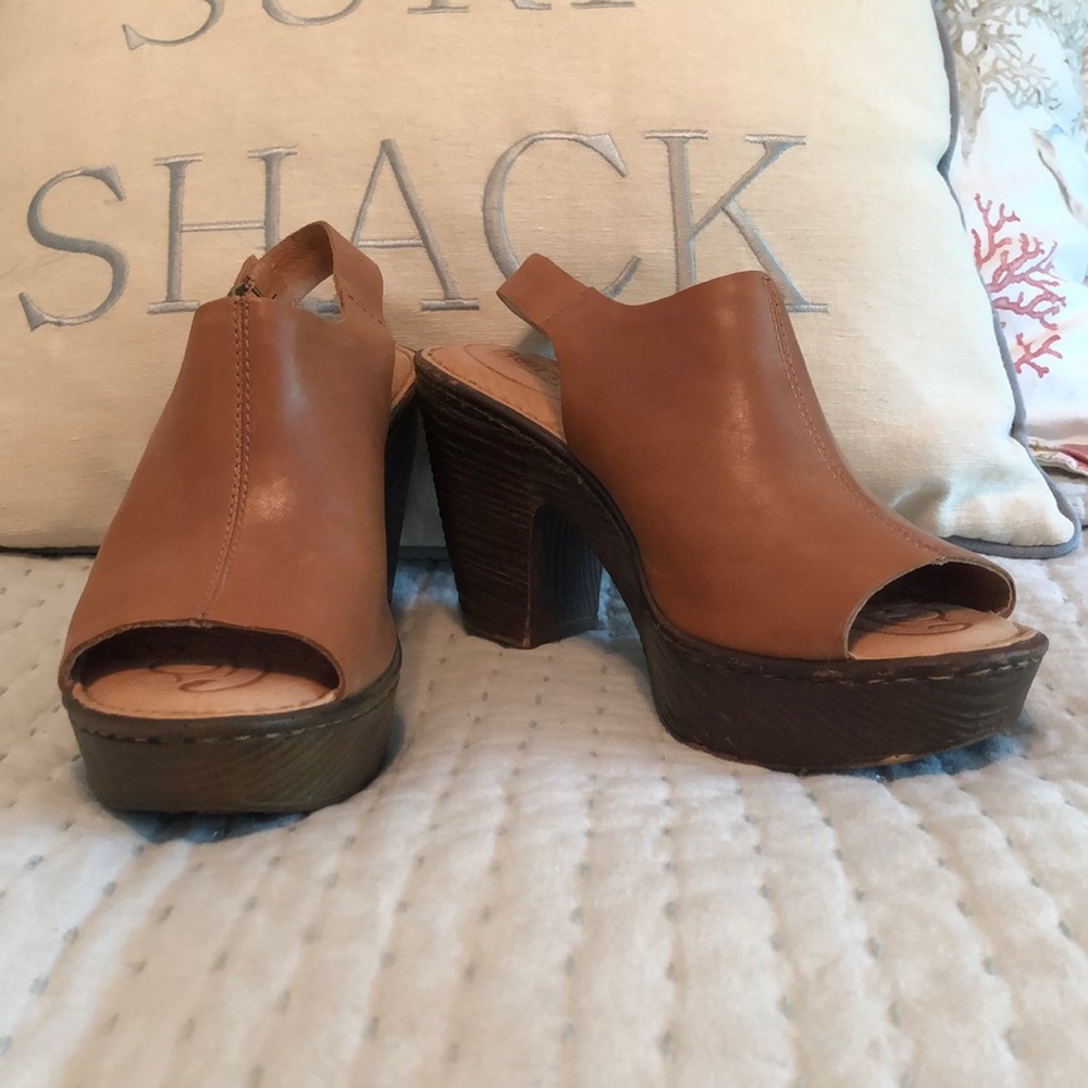 Born Fatema peep toe platform sandals (Sz 6)